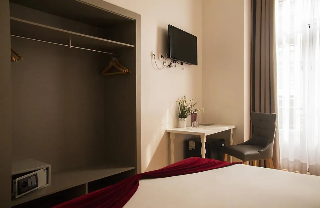 Lisbon Arsenal Suites 3*,